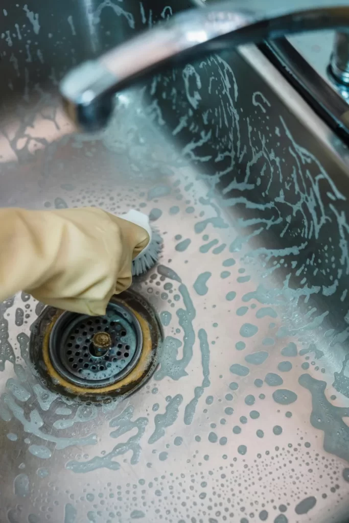 Kartáčové mechanické čištění odtoku nerezového dřezu se saponátem