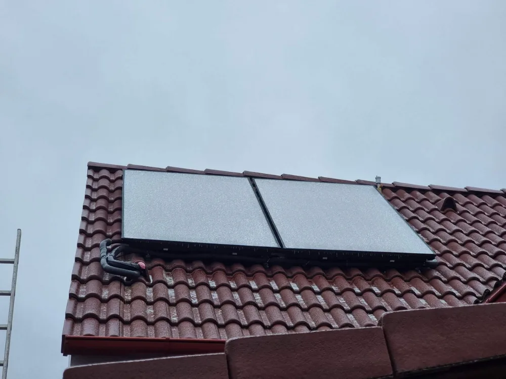 Montáž solárních kolektorů na taškovou střechu s izolovaným potrubím