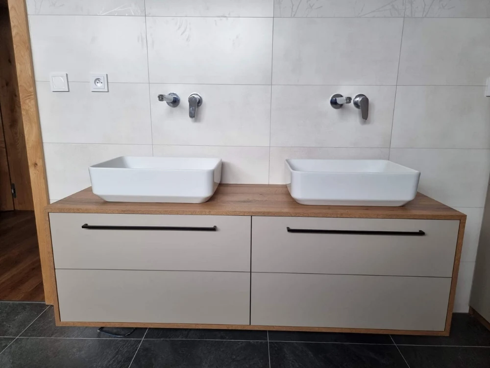 Dvě moderní umyvadla na desce s podomítkovými bateriemi